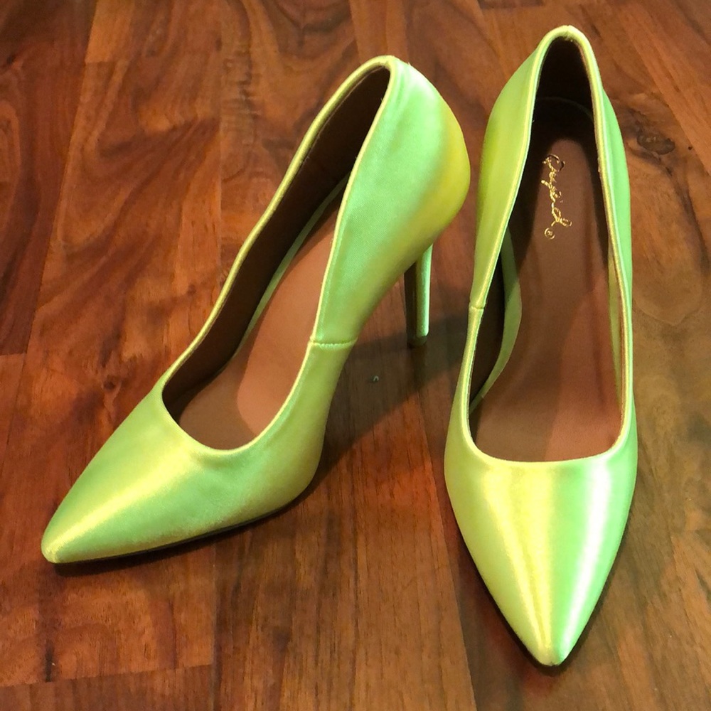 Beautiful  shoes, perfect for summer☀️ nice color!